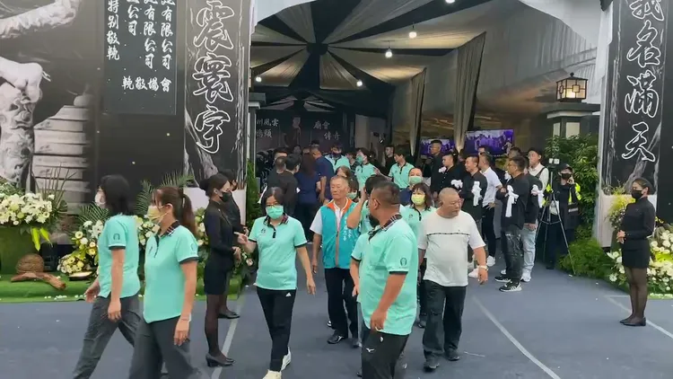 各界人士前來上香致意。翻攝畫面