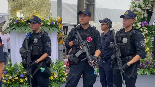 屏東角頭「鴨頭」告別式!千萬豪車+米塔陣仗驚人 警布重兵已查獲2通緝犯