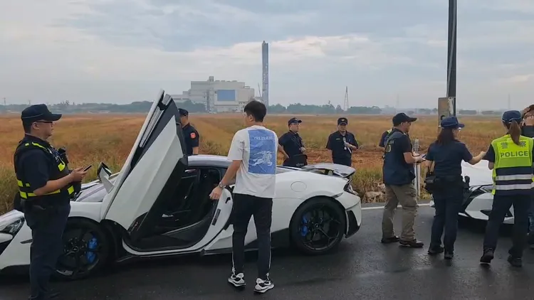 告別式會場出現大批超跑。翻攝畫面