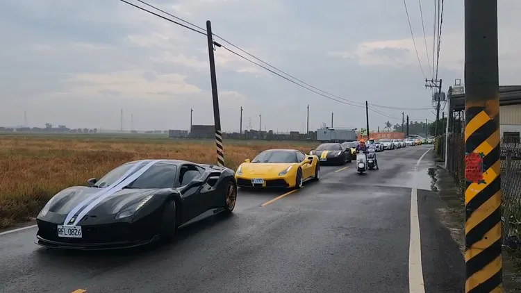 千萬超跑送行車隊陣仗驚人。讀者提供