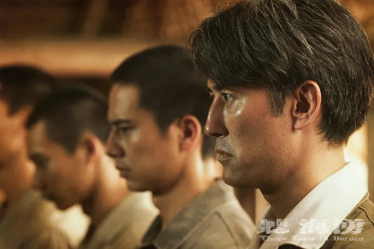 塚原大助（右）飾演二戰時期日軍指揮官，最後面臨國際法庭的起訴。Hami Video提供