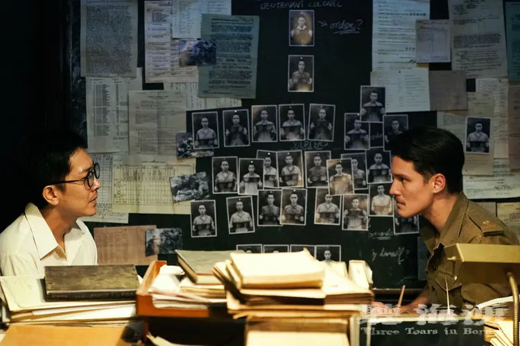 盟軍檢察官周厚安（右）與成為證人的施名帥深談，企圖了解案情真相。Hami Video提供