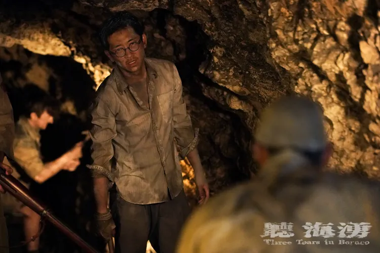 施名帥在劇中從領事人員淪為戰俘，必須和其他俘虜一起開挖隧道。Hami Video提供