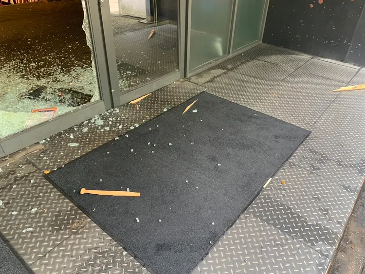 球棒整個被打斷，遺留在現場。翻攝畫面