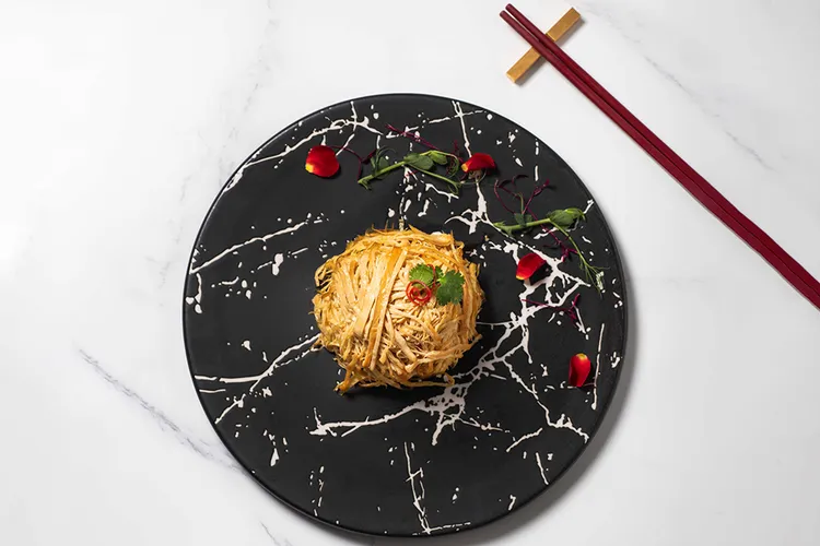 經典佳餚涼拌煙燻豆包絲，使每一口都充滿層次感與香辣刺激。業者提供