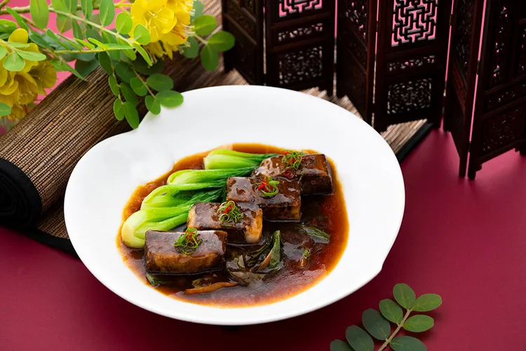 賴忠舜主廚融合傳統與現代風味的蔥爆四方美國牛，，入口即化，層次分明，既保留川菜麻辣特色，又賦予牛肉獨特的細膩口感。業者提供