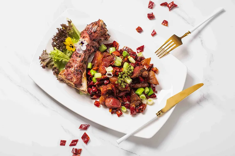 不能錯過的中西合璧，創新滋味的脆香蒜辣豬腳。業者提供