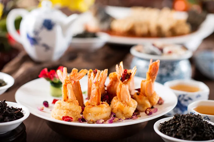 川味之旅首推玫瑰花國王大蝦，以澳洲大蝦為主角，展現川菜的創新與優雅。業者提供