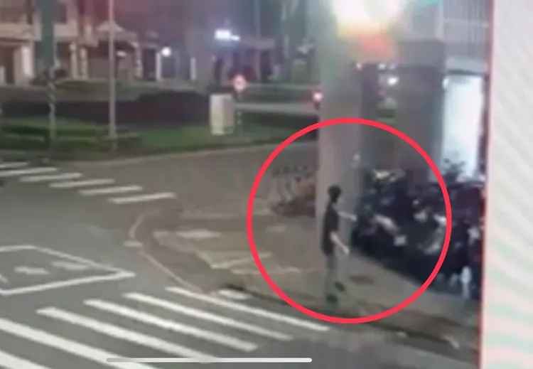 謝男在5日深夜跑到民進黨高雄市黨部「砸蛋」。民眾提供