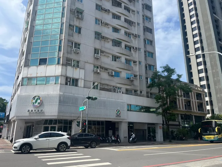 民進黨高雄市黨部感謝警方找到「砸蛋客」，也呼籲政黨不要操弄民粹、引發社會動盪。民眾提供