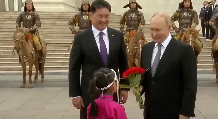 一名會說俄語的小女向普丁獻上鮮花，普丁以親吻回應。翻攝天空新聞台