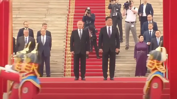 普丁與呼日勒蘇赫一起觀看閱兵。翻攝天空新聞台