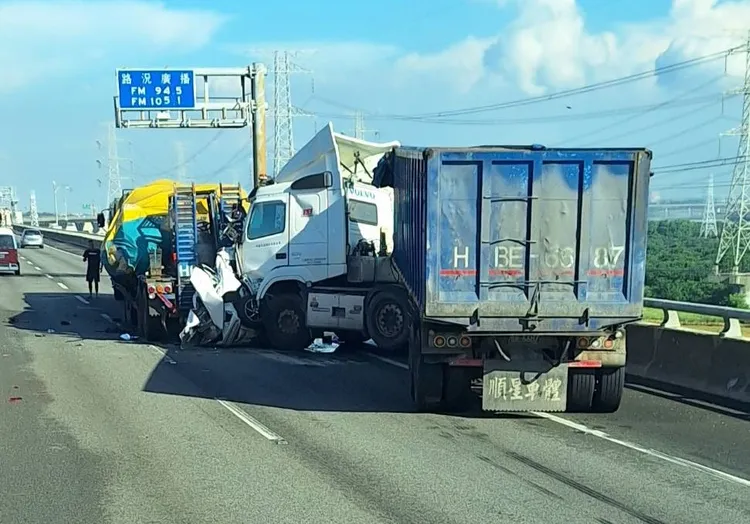聯結車、轎車與貨櫃車3輛車連環追撞，轎車遭2大車包夾，目前傷亡狀況不明。翻攝畫面