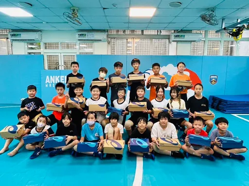 賴清德依約送鞋助圓夢!角力隊同學手捧新鞋齊聲道謝