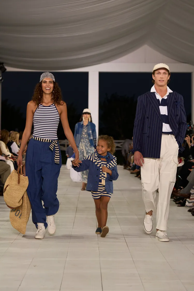 此次延續了上一季的海濱主題與運動風格。品牌提供