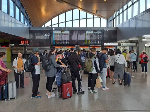 山陀兒颱風亂交通! 「大批排隊人潮」擠爆花蓮車站