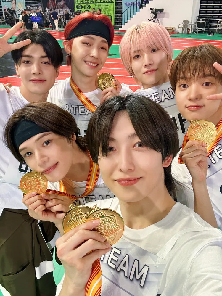 &TEAM在400公尺接力預賽和決賽都跑進1分鐘內，奪得金牌。翻攝&TEAM X（推特）