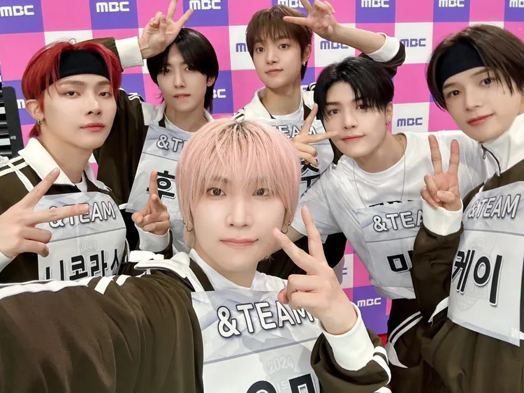 &TEAM首次參與偶像明星運動會，派出王奕翔（後排左起）、FUMA、EJ、MAKI、K出戰，YUMA擔任啦啦隊長。翻攝&TEAM X（推特）