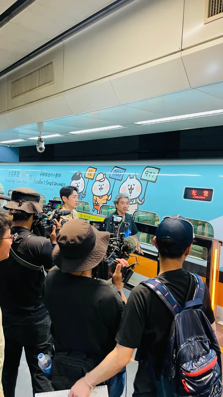 小泉孝太郎（左）和室剛昨現身高鐵台北站。翻攝Theads@redline0301