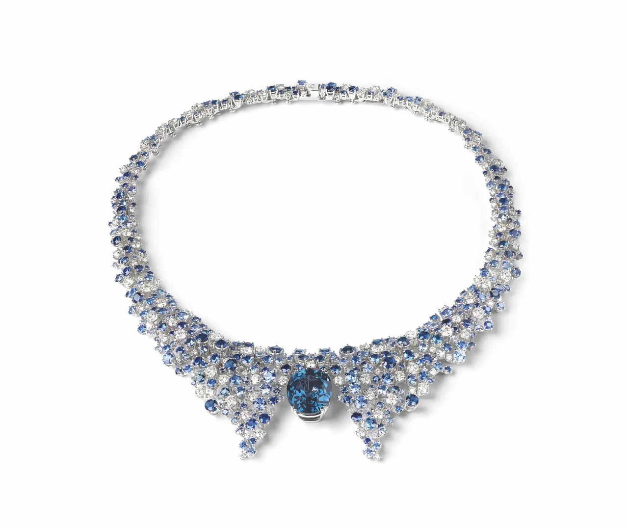 Mimosa Regina Dei Ghiacci
含羞草18K白金鈷藍尖晶石及藍寶石與鑽石高級珠寶項鍊，主石為18.91克拉橢圓型切割藍色尖晶石，1050萬元。品牌提供