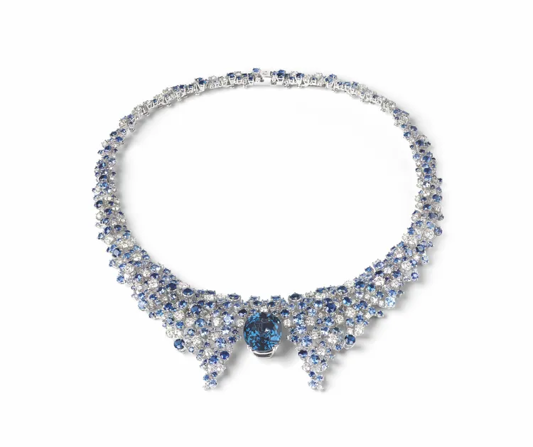 Mimosa Regina Dei Ghiacci
含羞草18K白金鈷藍尖晶石及藍寶石與鑽石高級珠寶項鍊，主石為18.91克拉橢圓型切割藍色尖晶石，1050萬元。品牌提供