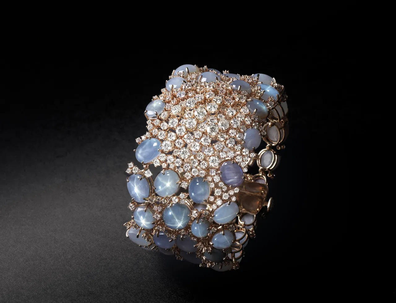 Mimosa Light Blue Galaxy含羞草18K白金星光藍寶石與鑽石手環，主石為62顆總重270.05克拉的星光藍寶石，976萬元。品牌提供
