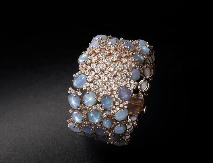 Mimosa Light Blue Galaxy含羞草18K白金星光藍寶石與鑽石手環，主石為62顆總重270.05克拉的星光藍寶石，976萬元。品牌提供
