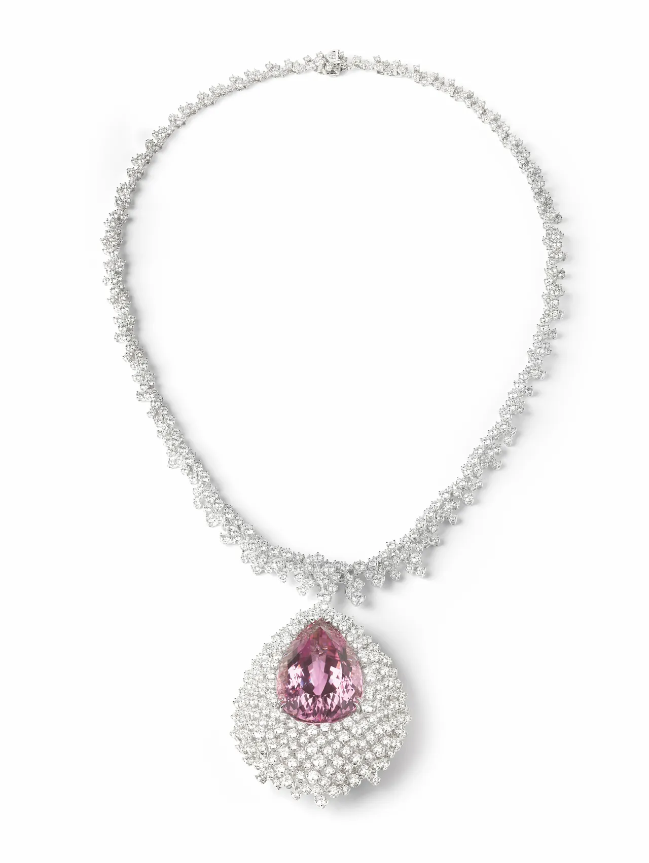Mimosa Risvegli含羞草18K白金紫粉孔賽石與鑽石高級珠寶項鍊，主石為108.96克拉水滴型切割孔賽石，825萬元。品牌提供
