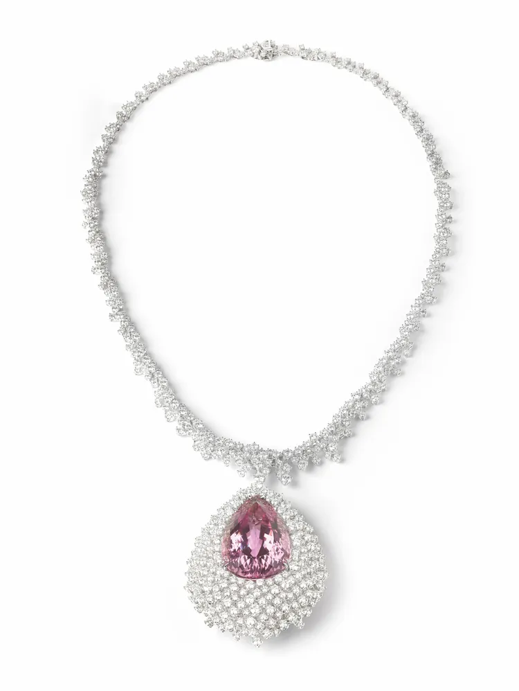 Mimosa Risvegli含羞草18K白金紫粉孔賽石與鑽石高級珠寶項鍊，主石為108.96克拉水滴型切割孔賽石，825萬元。品牌提供