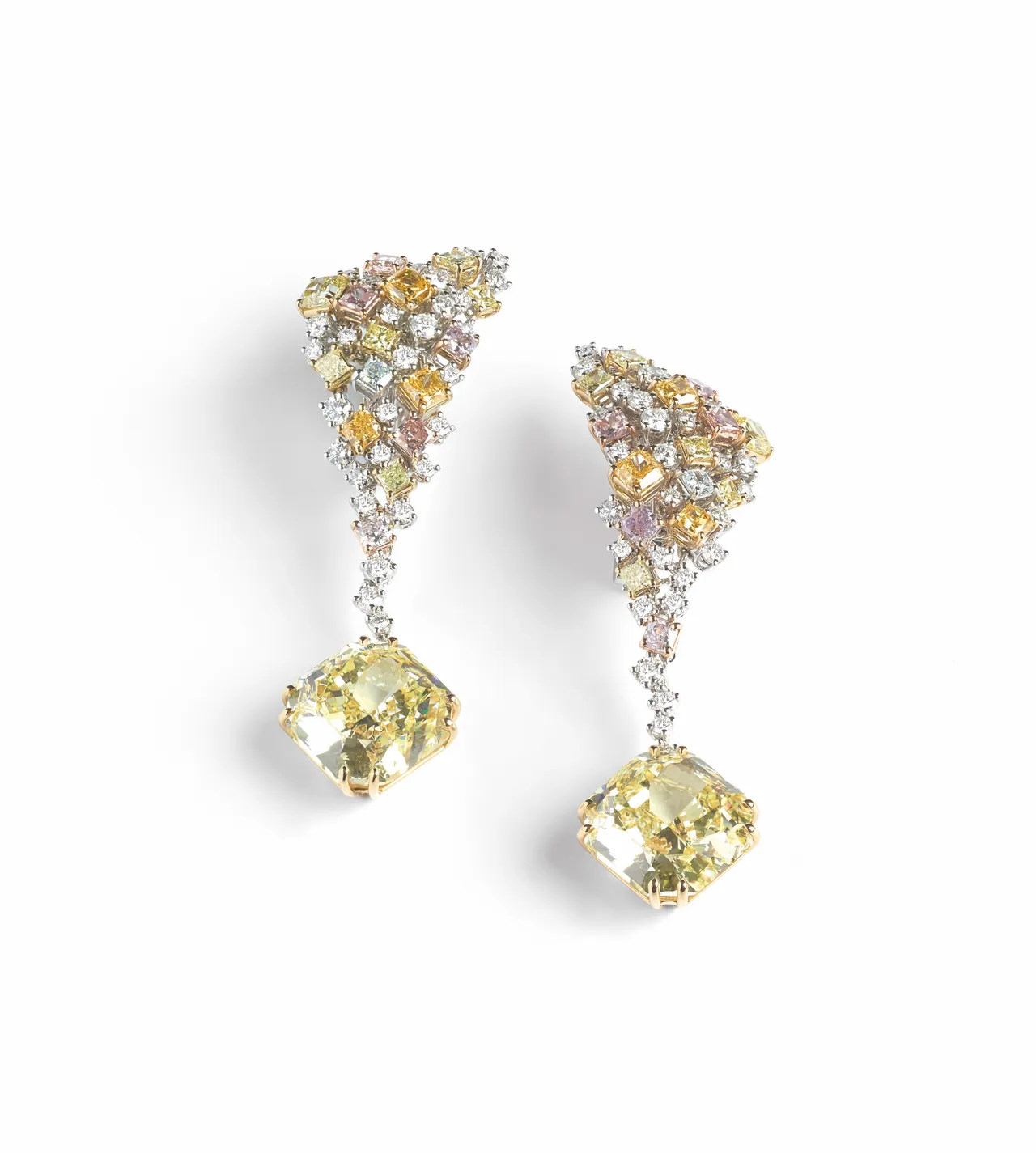 Fantasy Cut Luminosa奇幻切割18K白金鑽石耳環，主石為2顆重27.71克拉雷地恩切割濃彩黃鑽，5250萬元。品牌提供