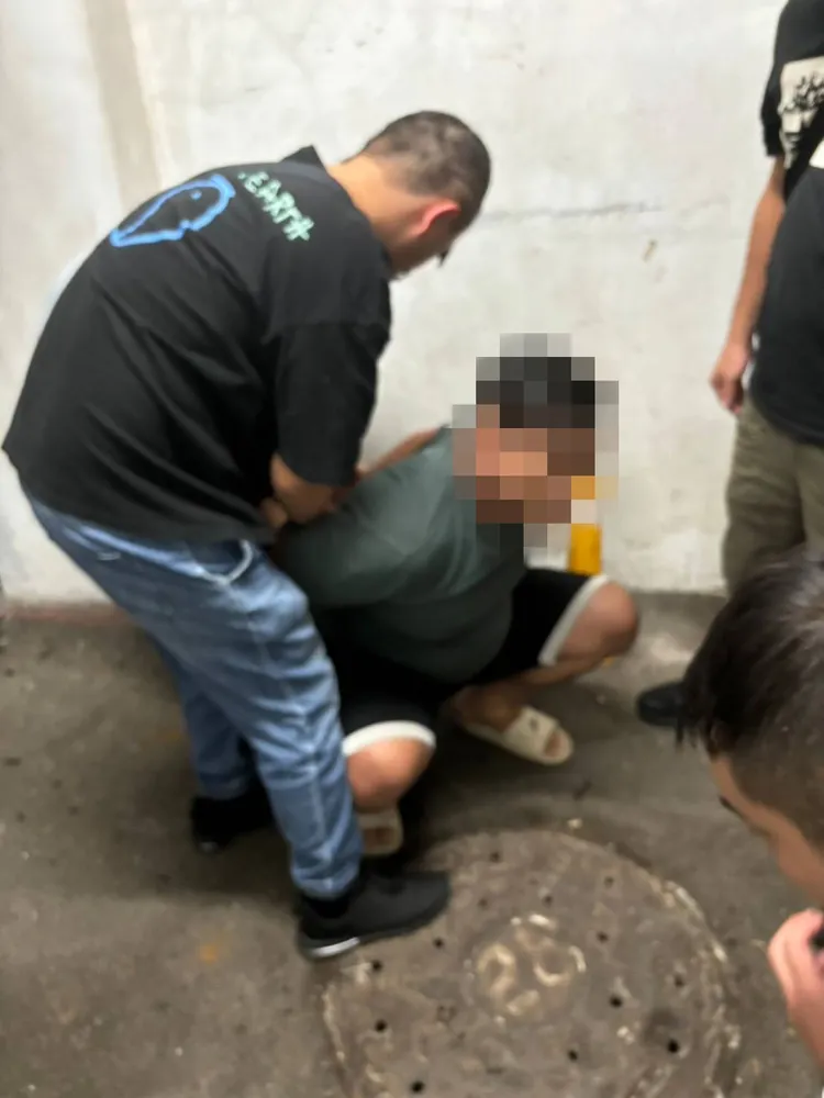 警方鎖定嫌犯身分到家中逮人並起出數包毒品。翻攝畫面