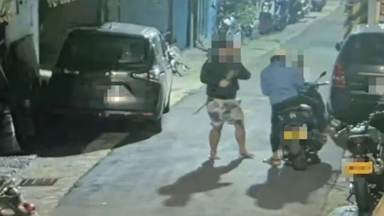 葉嫌與詹嫌分工明細，一人撬箱行竊、一人騎車接應。翻攝畫面
