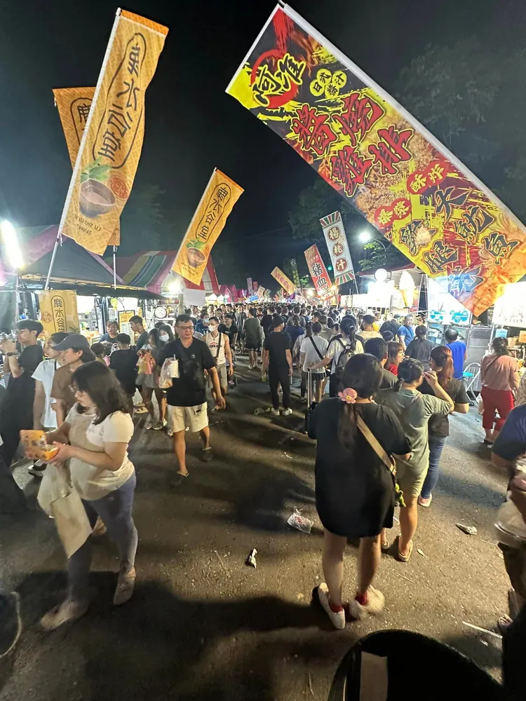 中秋限定的岡山「籮筐會」夜市，竟然出現有攤商賣大腸蛆麵線。翻攝自爆料公社
