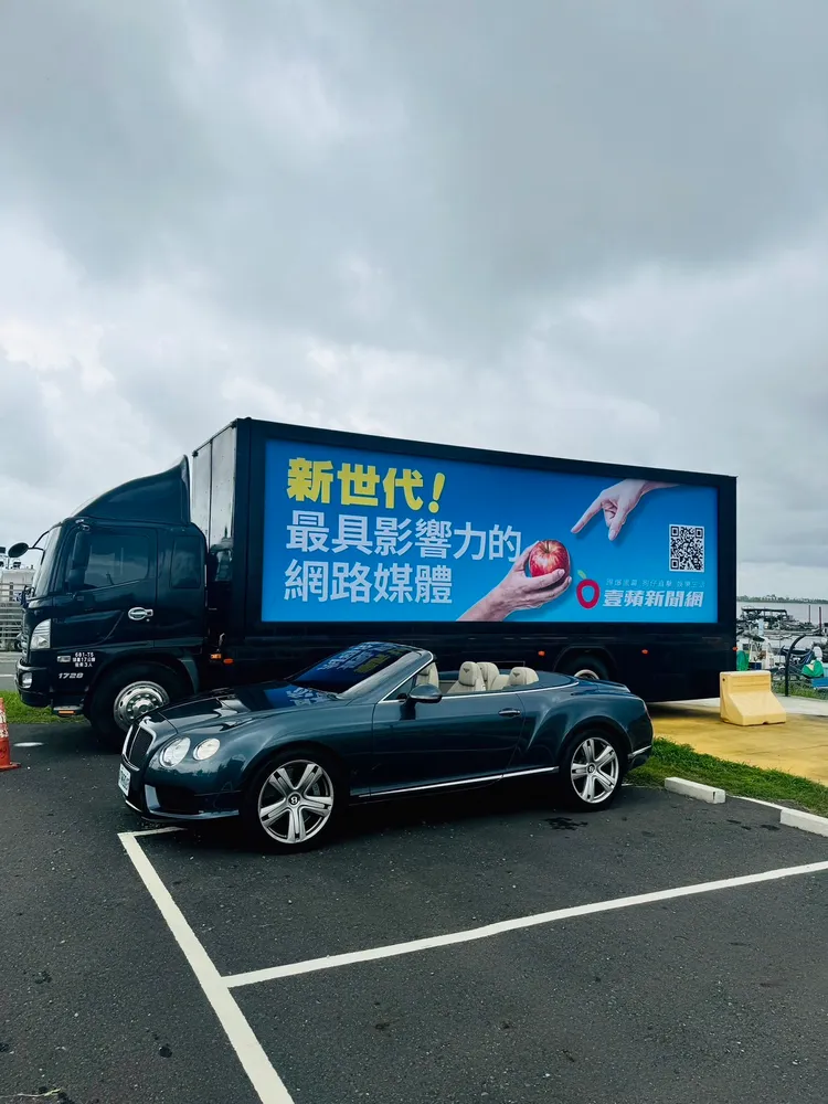 《壹蘋新聞網》圖樣的造勢晚會專用卡車現身活動現場。《壹蘋新聞網》攝