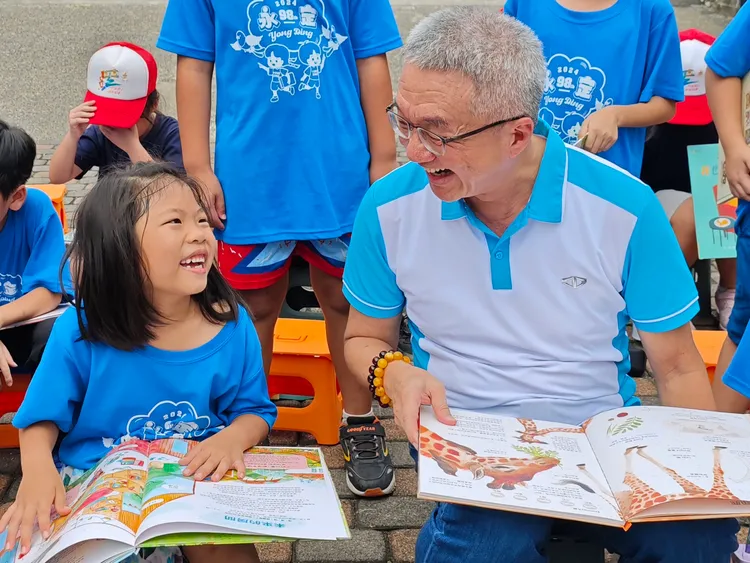 捐贈儀式當天，首次參與「希望閱讀計劃」啟動儀式的陳昭文總經理也親自帶領中華志工為孩子讀好書。業者提供