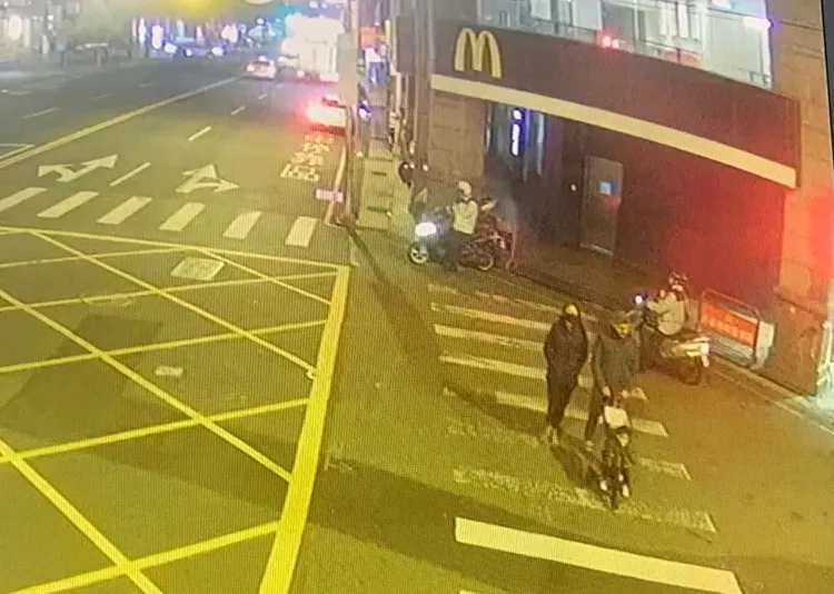 前年底伊拉克籍男子1家3口過馬路，也被左轉的公車撞擊，造成台籍妻子及1歲兒慘死。資料照片