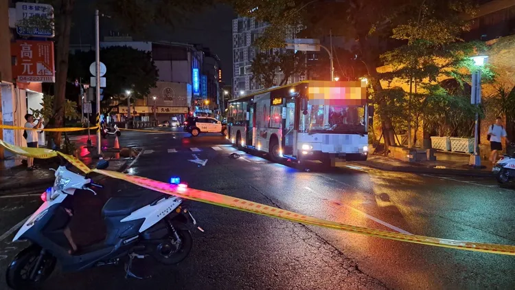 昨晚的車禍，2名女大學是走在行人穿越道上被撞。民眾提供