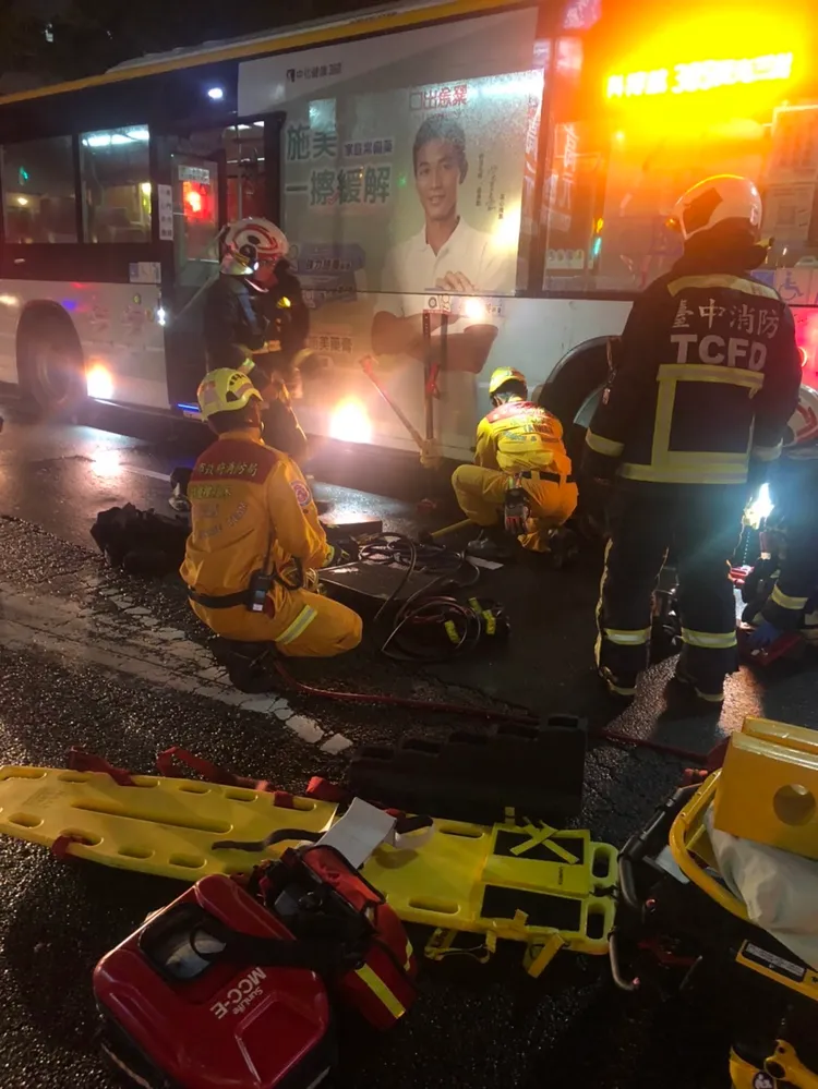 消防人員搶救受困車底的林姓女大生。民眾提供