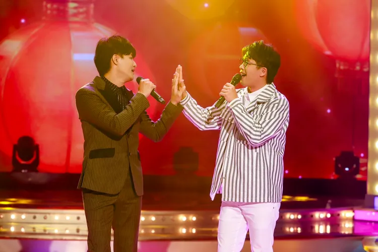 明亮及陳思瑋男男配唱，手貼手，超曖昧。民視提供