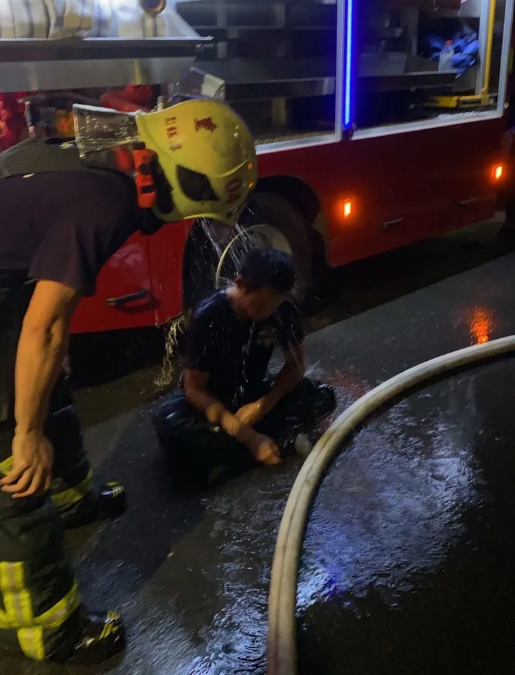 黃姓消防隊員體溫過高，已送醫觀察。新竹縣消防局提供