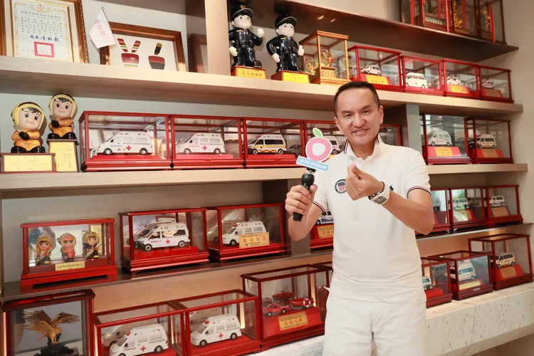 愛爾麗台南總部通往總裁辦公室牆面上擺滿救護車、警消娃娃公仔，都是集團多年來致力公益的記錄。彭欣偉攝