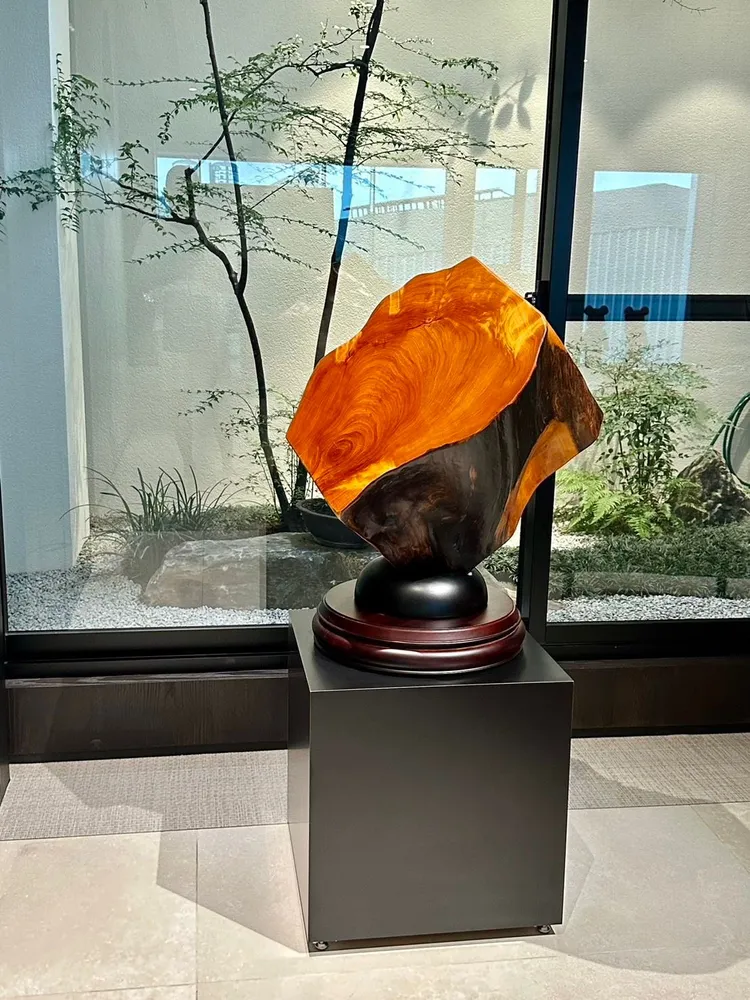 常如山辦公室內收藏台灣檜木。