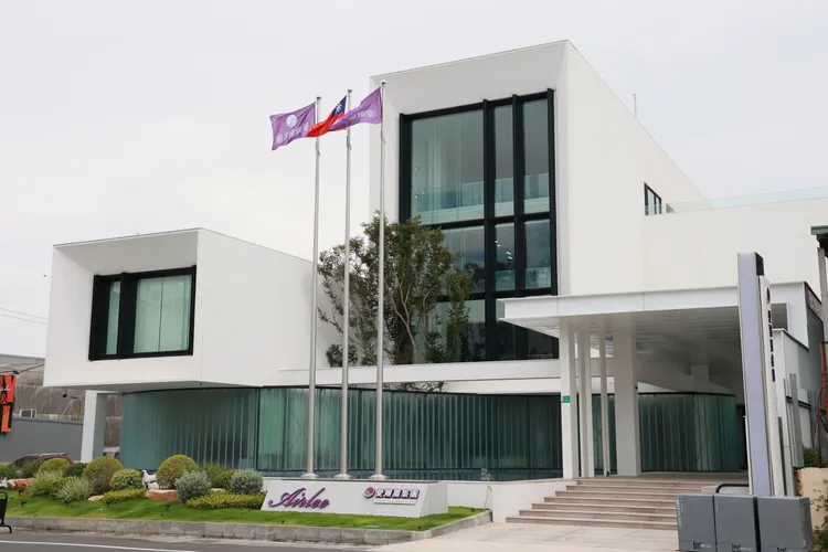 愛爾麗集團台南總部位於仁德區太子路，占地近500坪，採生態綠建築設計，亮白色系外觀，還有植栽、水幕，相當亮眼。彭欣偉攝