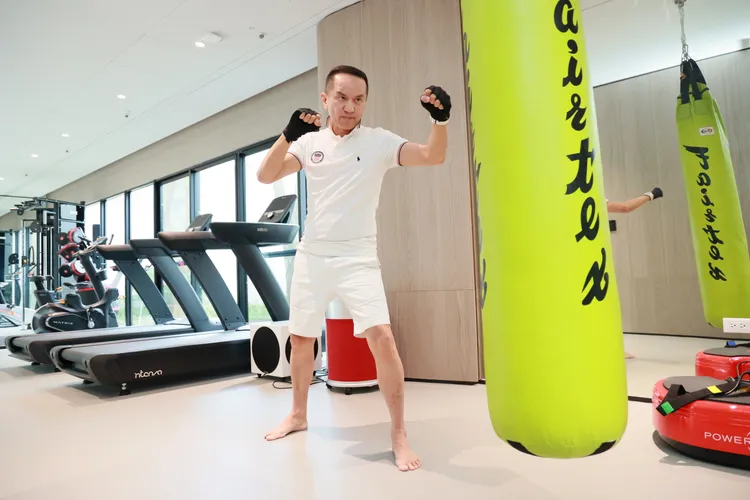 愛爾麗總裁常如山示範泰拳，打沙包「拳拳到肉」，原來是個「練家子」。彭欣偉攝