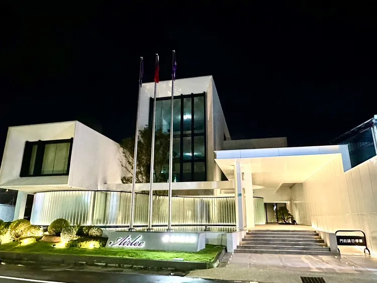 愛爾麗總部外高掛國旗，這也是全台愛爾麗各辦公大樓的標配。