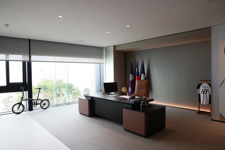 愛爾麗台南總部辦公空間寬敞，總裁常如山辦公室還能騎折疊腳踏車繞圈圈。彭欣偉攝