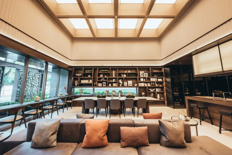 鉅陞重視每個購屋環節的差異化，致力做到「不用豪宅價格，就能享受豪宅規格」。圖為南青山嵐青館交誼空間。