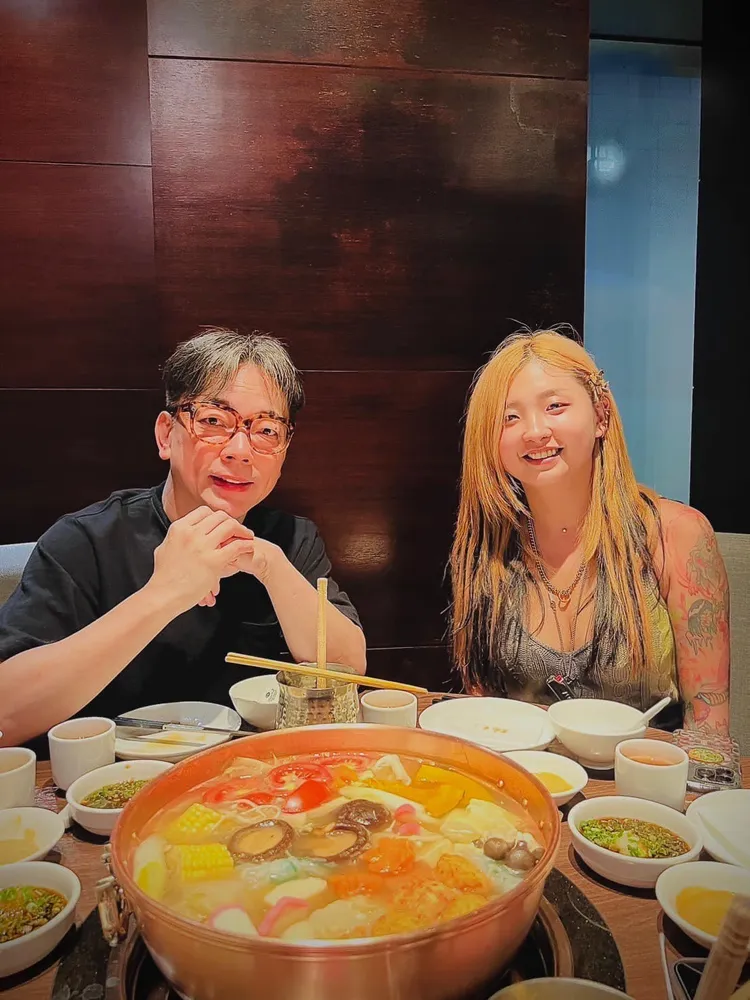 詹惟中老師開心與女兒合影。翻攝詹惟中臉書