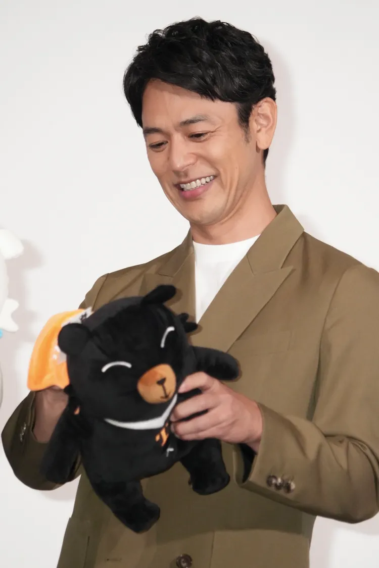 妻夫木聰收下吉祥物玩偶。彭欣偉攝