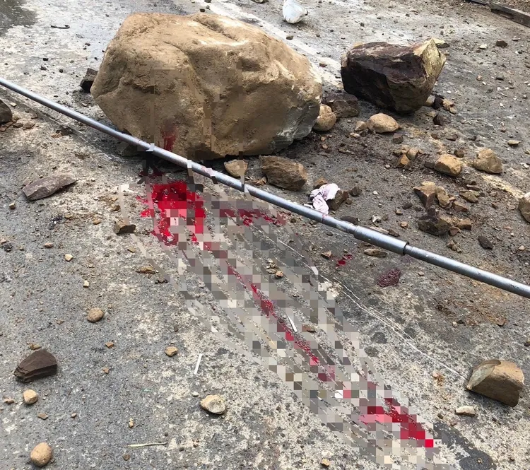 巨石砸穿防護網，直接「爆頭」打中施工中的谷姓男子。民眾提供